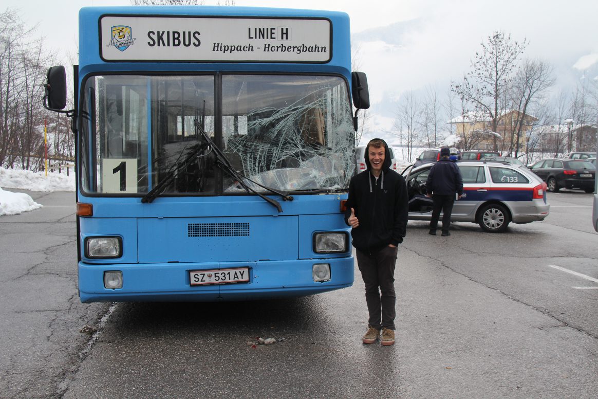 02_S4E4-shane-bus-crash