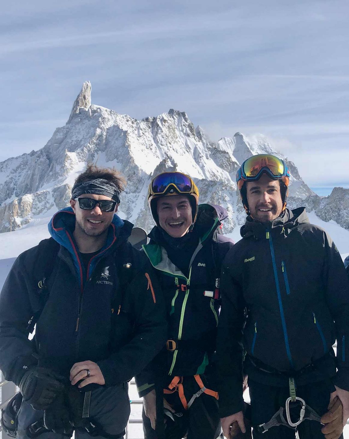 _WEB-NEW-4FRNT-OWNERS-Charlie,-Ebi,-Will-in-Italy-at-the-top-of-the-Skyway-Monte-Bianco-with-Monte-Bianco-the-background-before-skiing-the-Valley-Noir.-